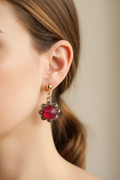 Boucles d'oreilles Pendantes Fleur & Perle de Verre Rouge — Strass Multicolores