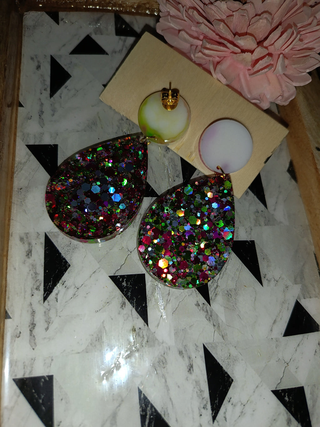 Boucles d'oreilles Pendantes Goutte — Puce Blanche & Paillettes Multicolores