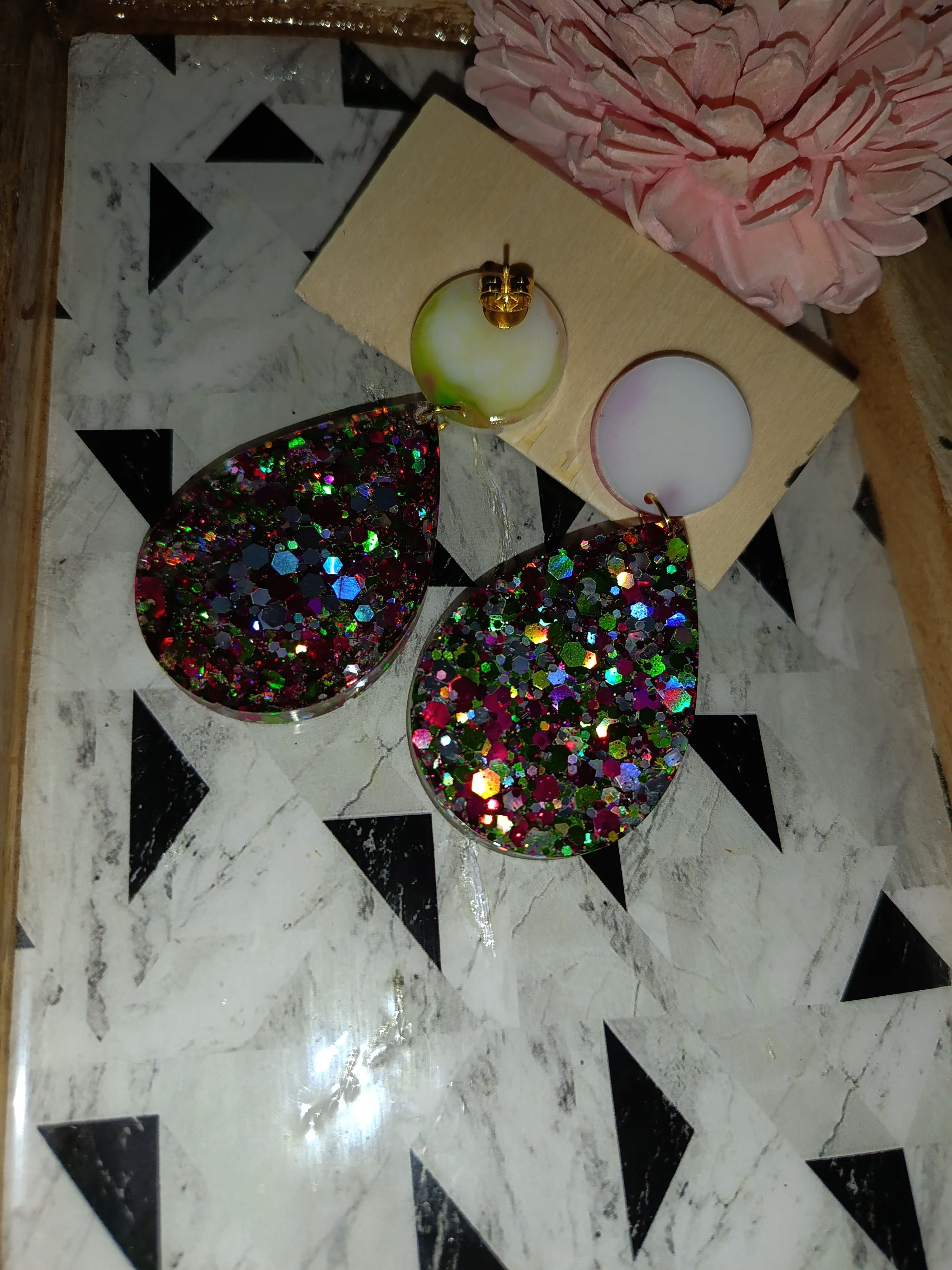 Boucles d'oreilles Pendantes Goutte — Puce Blanche & Paillettes Multicolores