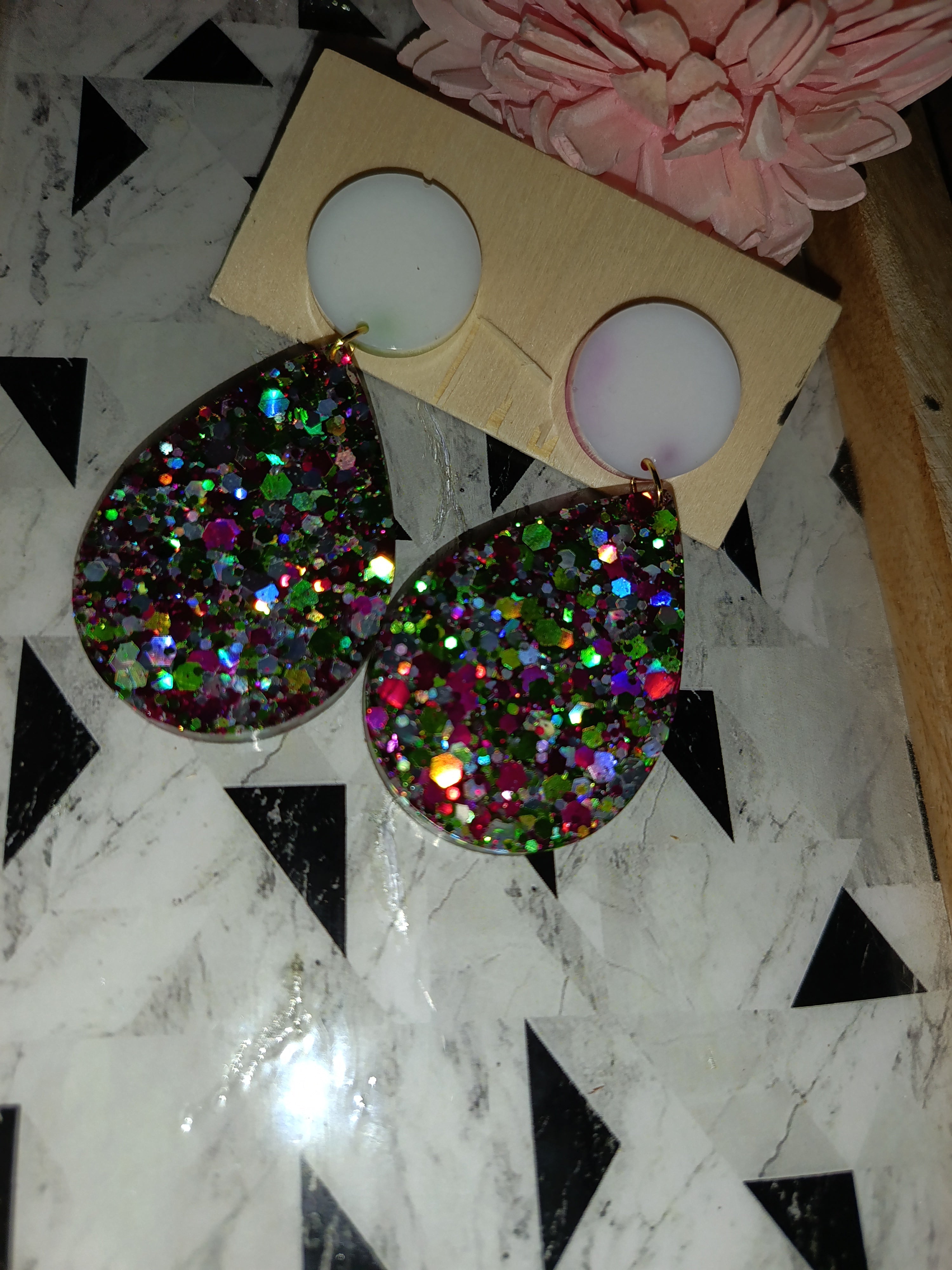 Boucles d'oreilles Pendantes Goutte — Puce Blanche & Paillettes Multicolores