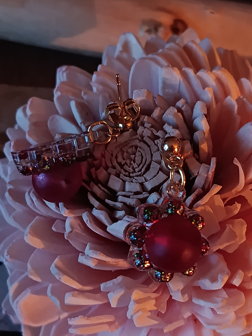 Boucles d'oreilles Pendantes Fleur & Perle de Verre Rouge — Strass Multicolores