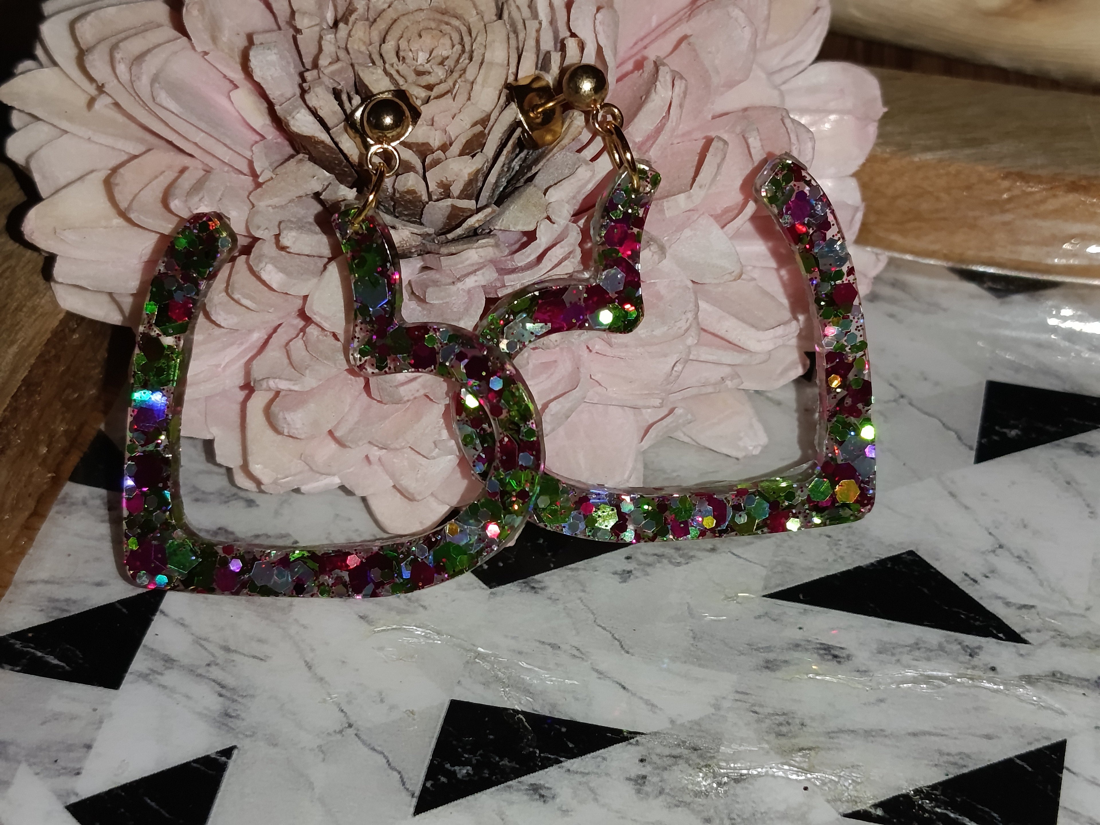 Boucles d'oreilles Pendantes Cœur Ouvert — Paillettes Multicolores & Puce Dorée