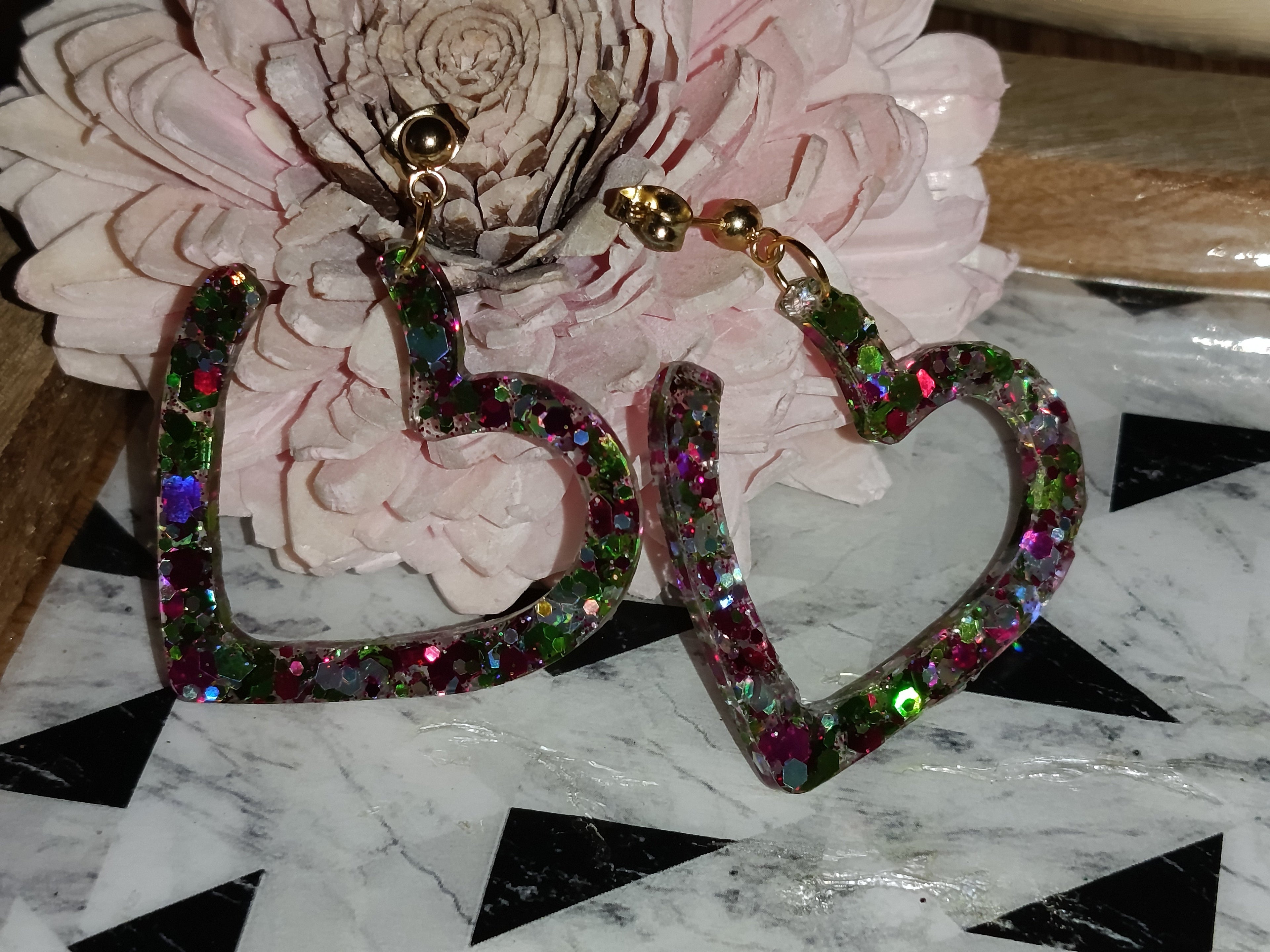 Boucles d'oreilles Pendantes Cœur Ouvert — Paillettes Multicolores & Puce Dorée