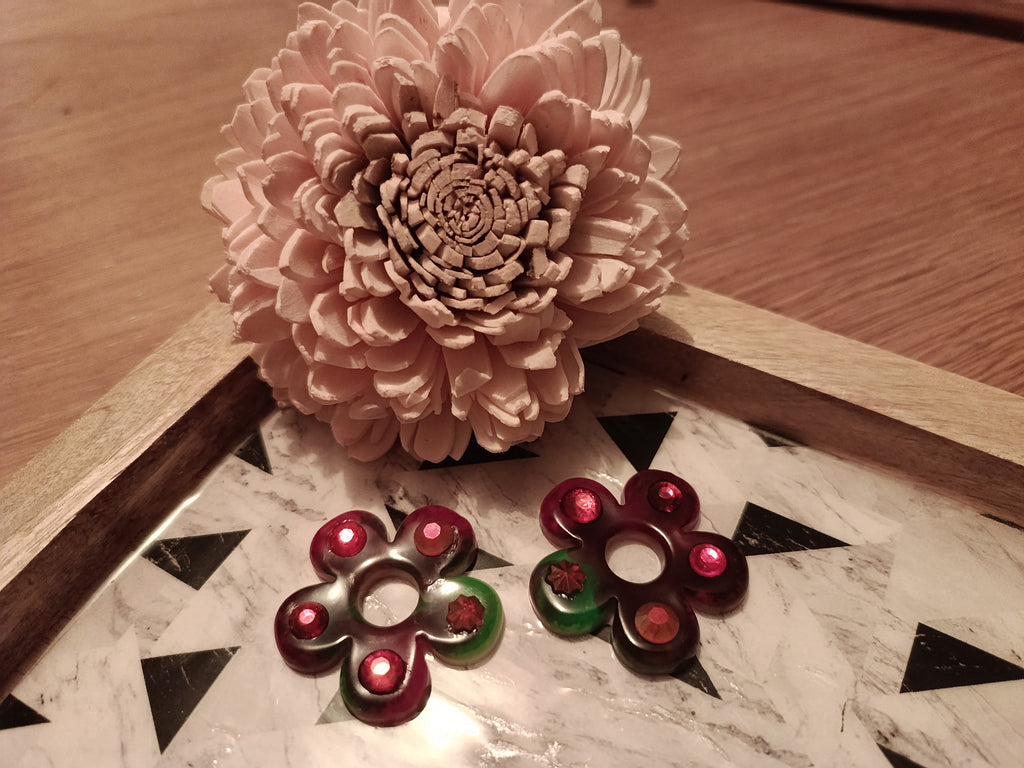 Grandes Pampilles Fleur Bordeaux, Vert & Strass Rose – Accessoires créoles artisanaux