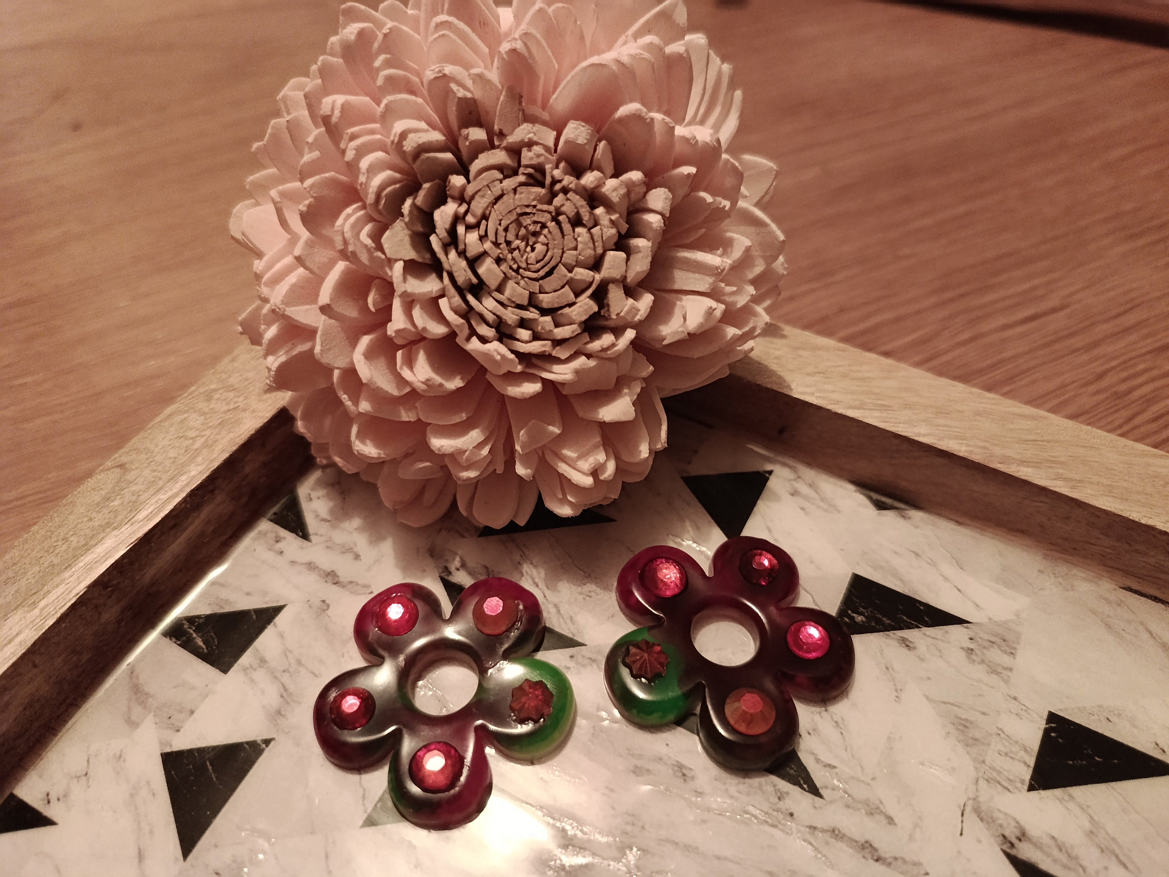 Grandes Pampilles Fleur Bordeaux, Vert & Strass Rose – Accessoires créoles artisanaux