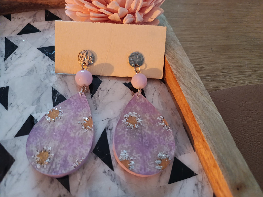 Boucles d'oreilles goutte résine marbrée mauve — fleurs argentées & perle rose
