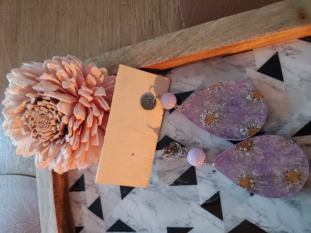 Boucles d'oreilles goutte résine marbrée mauve — fleurs argentées & perle rose