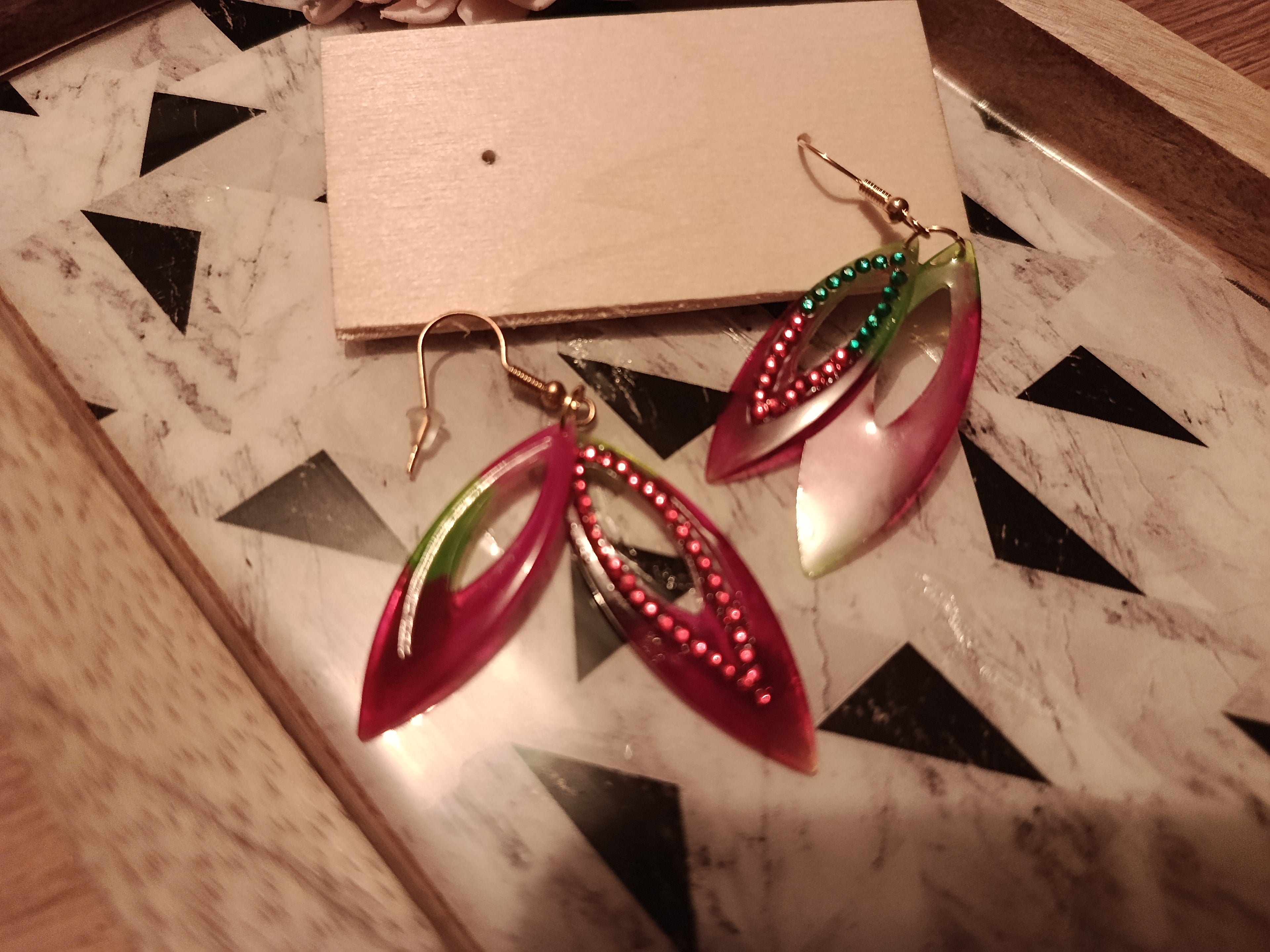 Boucles d'oreilles Feuilles Bordeaux & Vert – Pièce unique artisanale