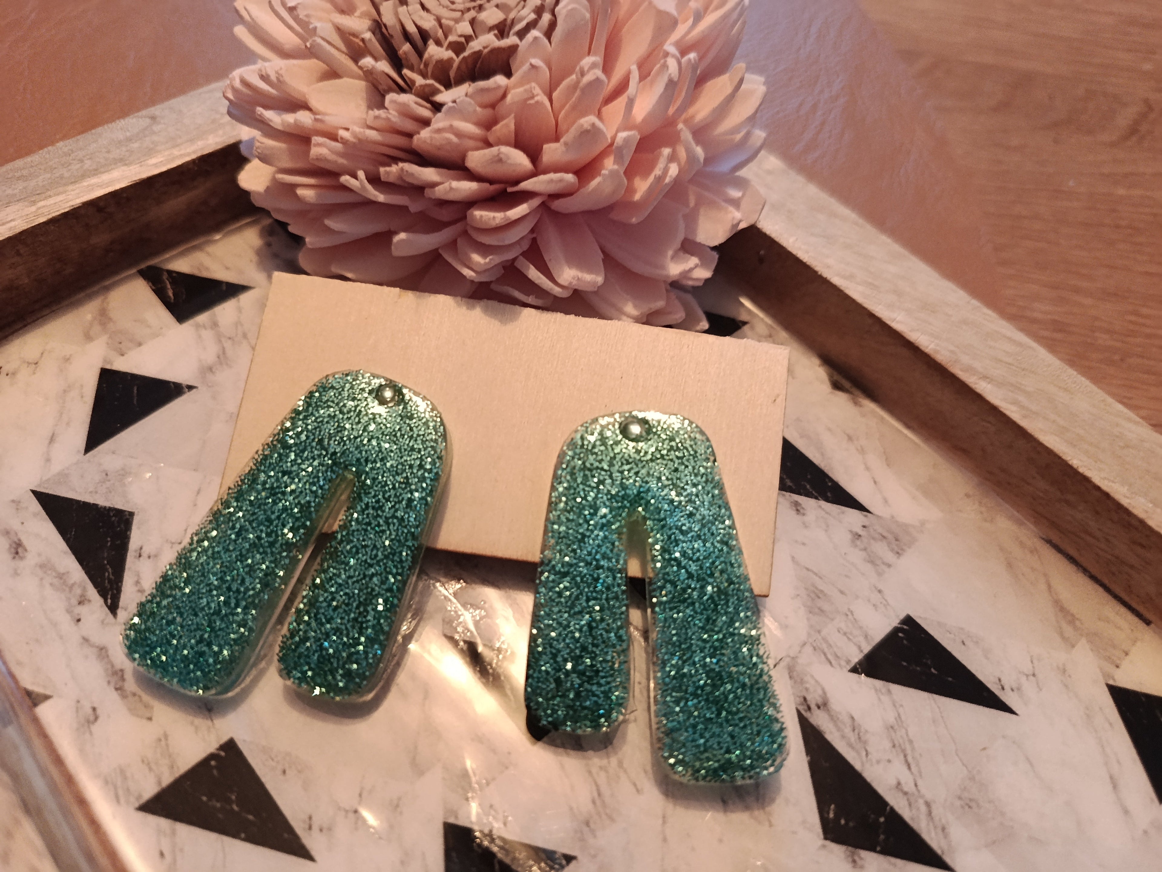 Boucles d'oreilles résine pailletée vert menthe — forme arche U, faites main