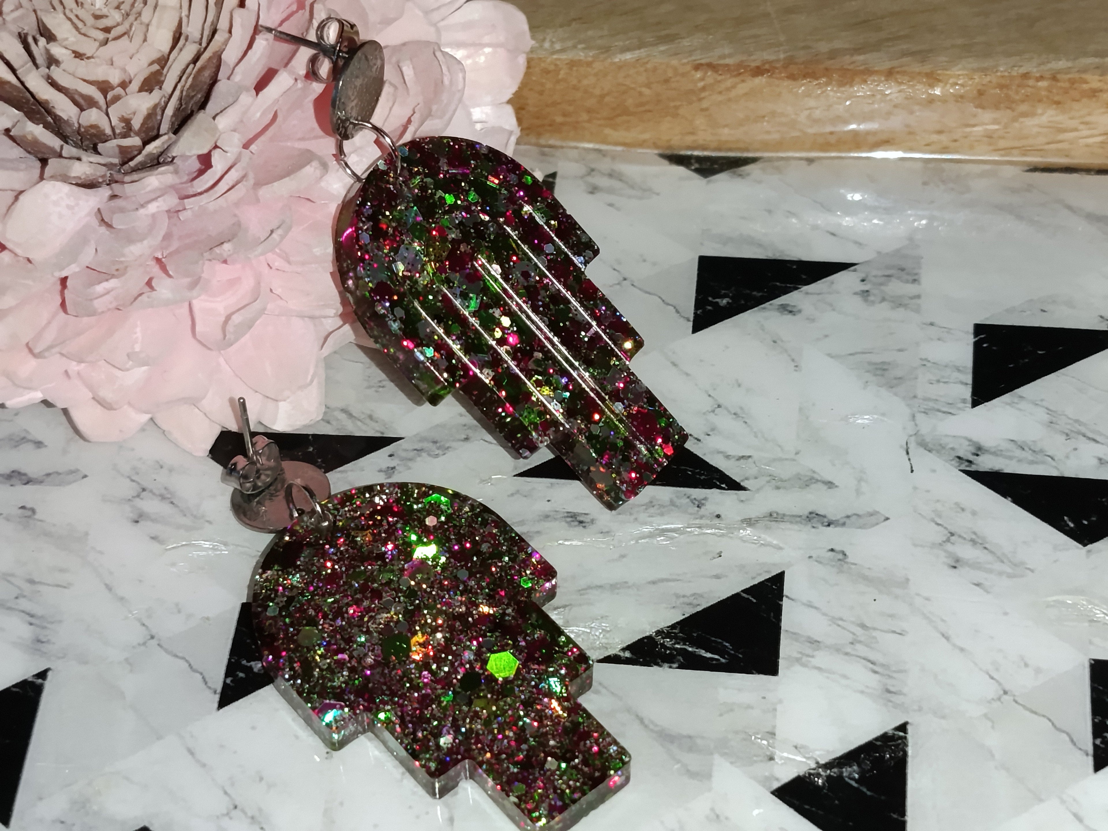 Boucles d'oreilles Pendantes en forme de Main de Fatma — Paillettes Multicolores