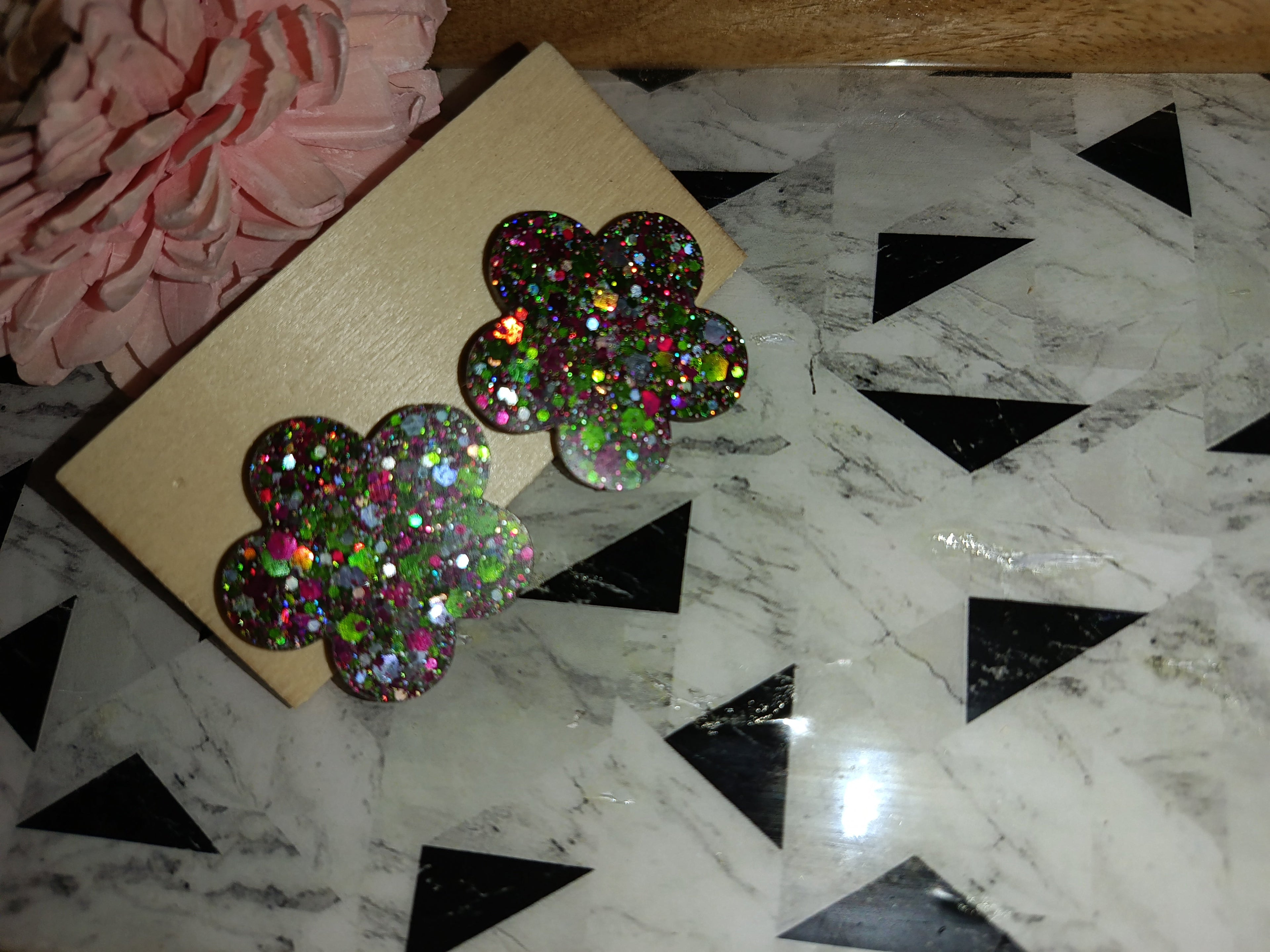 Boucles d'oreilles Puces Fleur 5 Pétales — Paillettes Multicolores