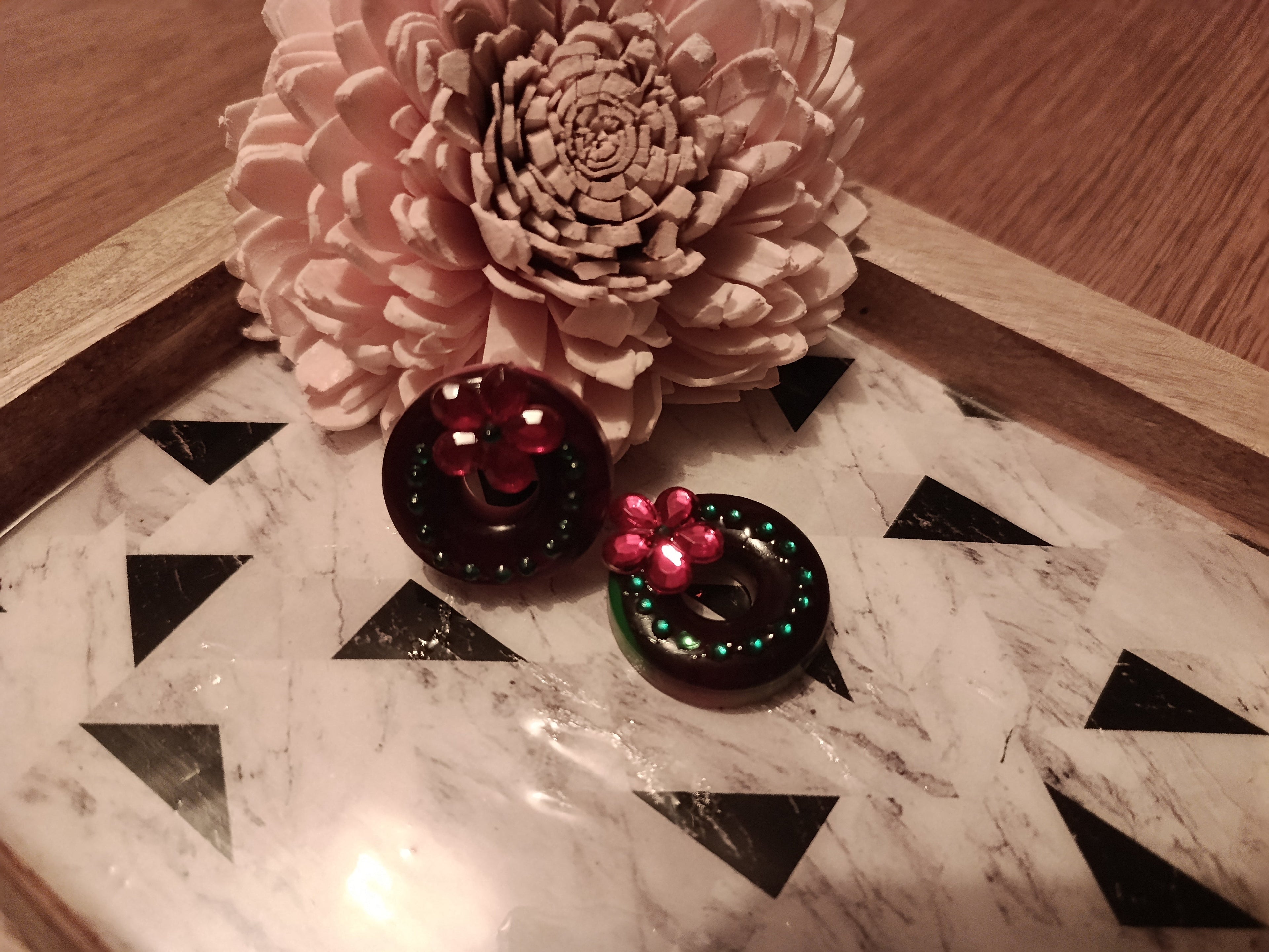 Pampilles Rondes Vert & Fleur Strass Bordeaux – Accessoires créoles artisanaux