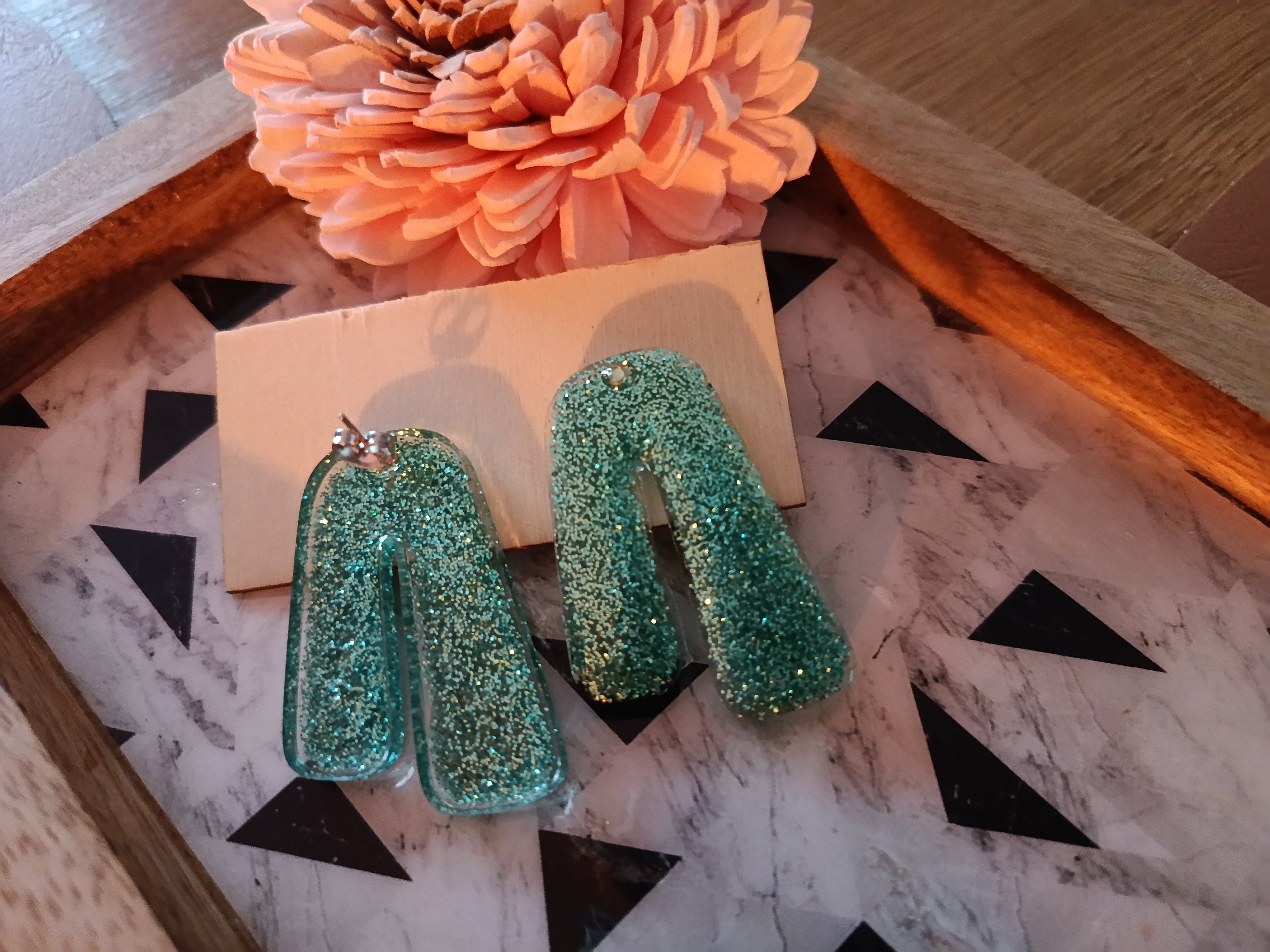 Boucles d'oreilles résine pailletée vert menthe — forme arche U, faites main