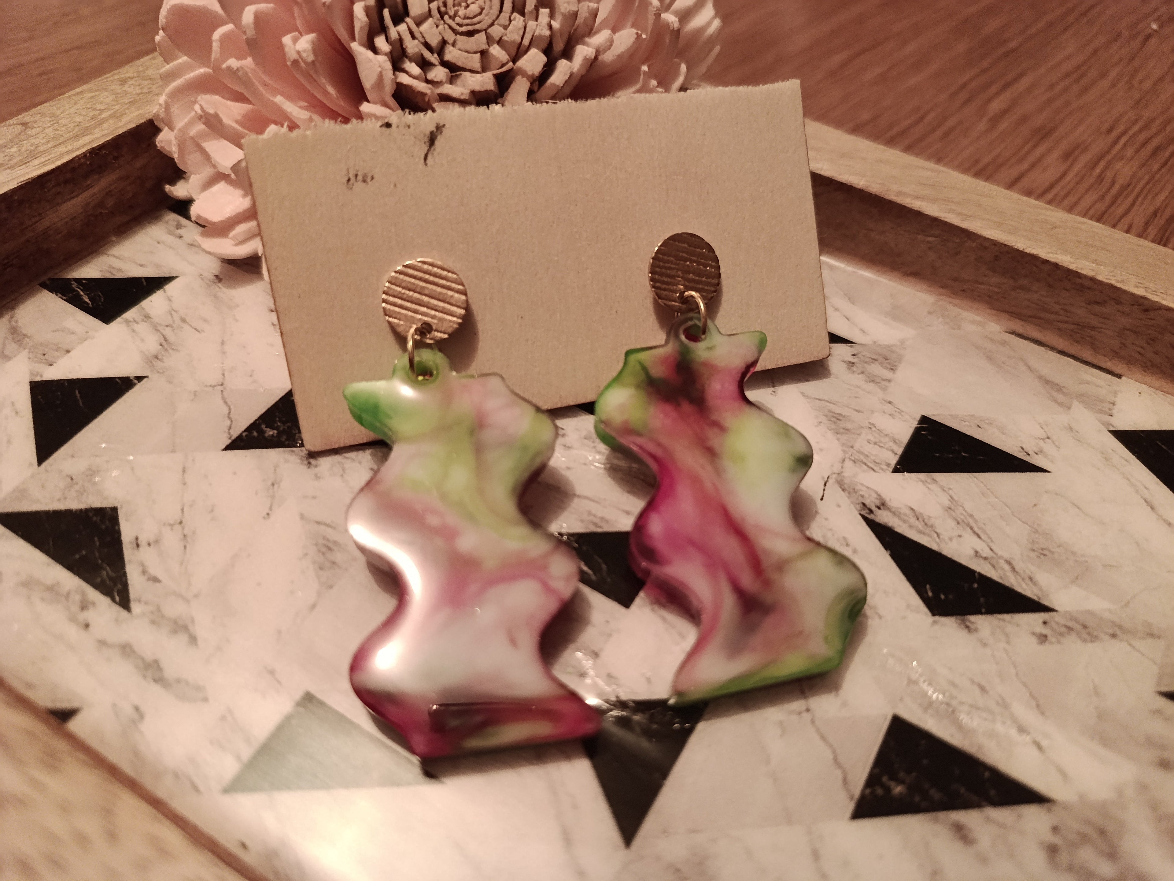 Boucles d'oreilles Vagues Marbré Rose & Vert – Pièce unique artisanale