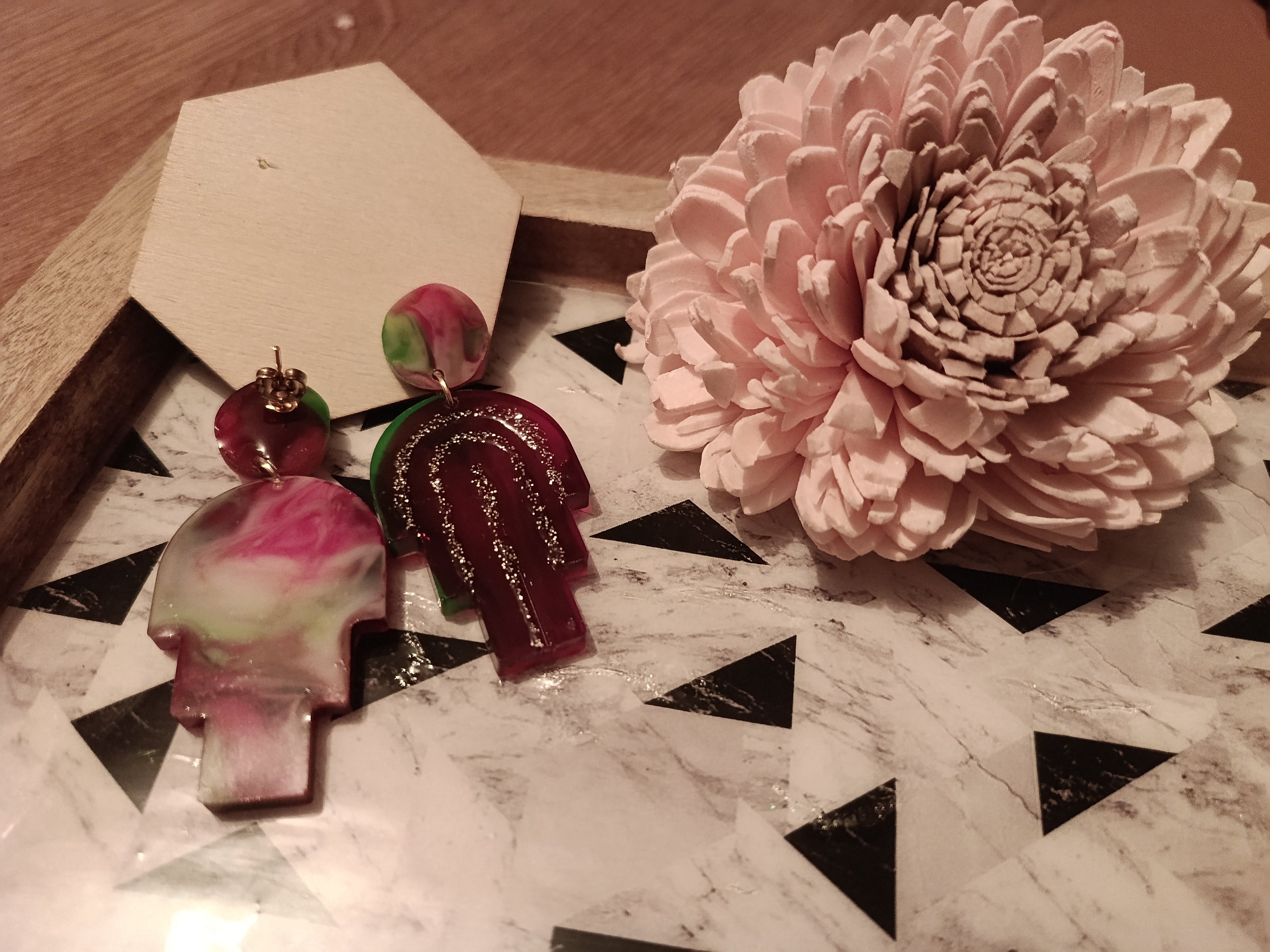 Boucles d'oreilles Arc Bordeaux Pailleté & Vert – Pièce unique artisanale