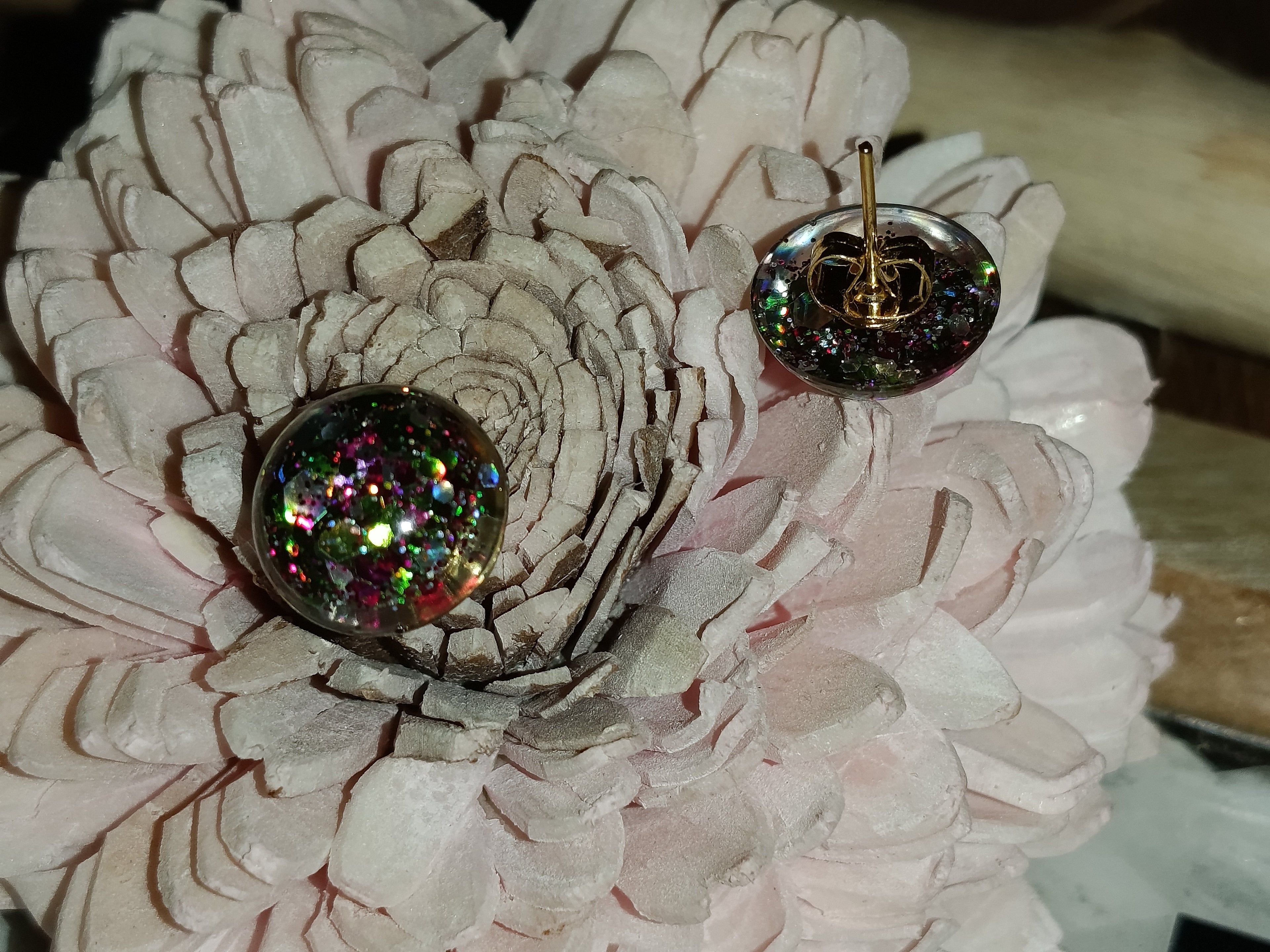 Boucles d'oreilles Puces Dôme Cabochon — Paillettes Holographiques Multicolores