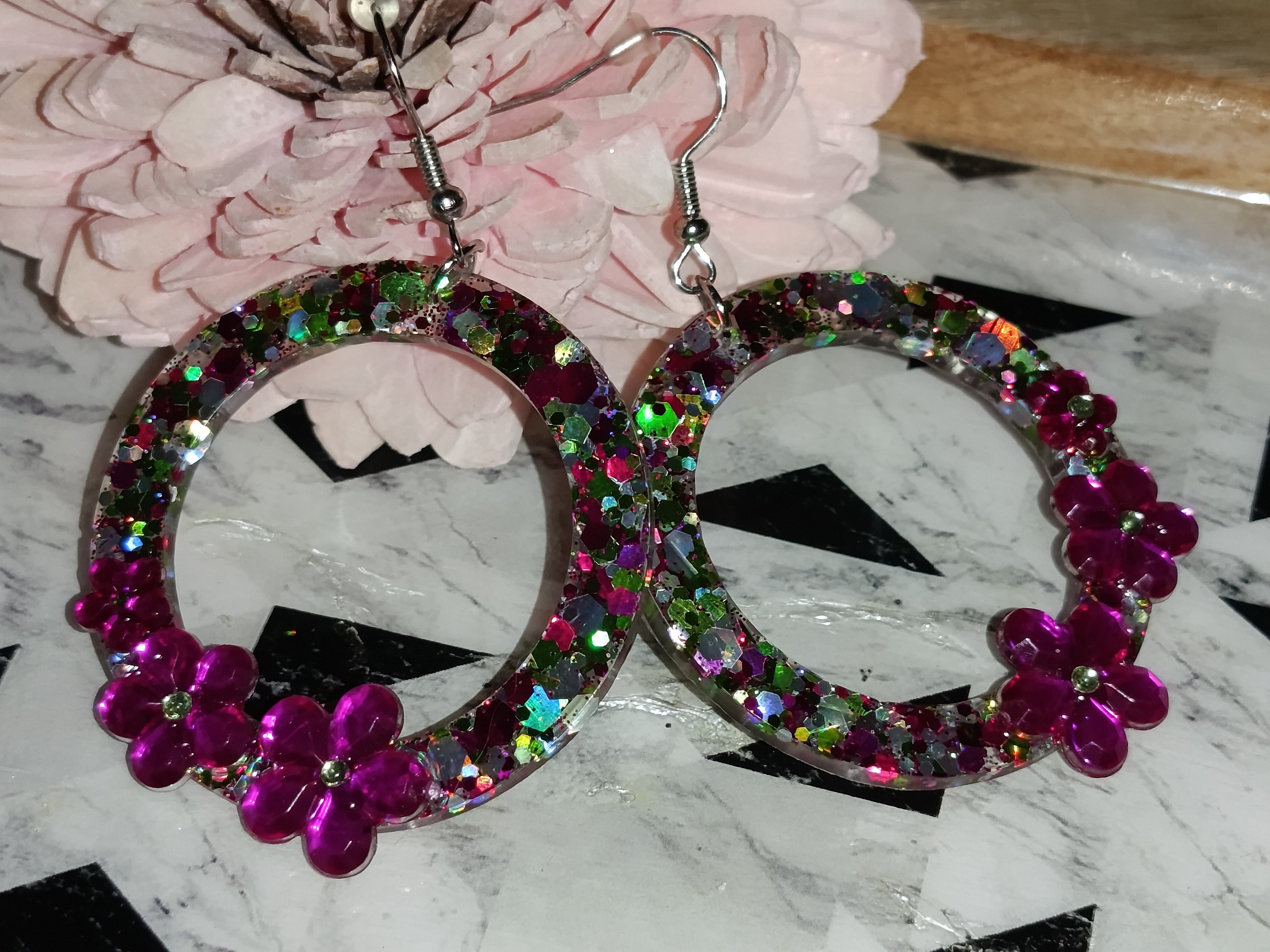 Boucles d'oreilles Créoles Rondes Paillettes & 3 Fleurs Fuchsia