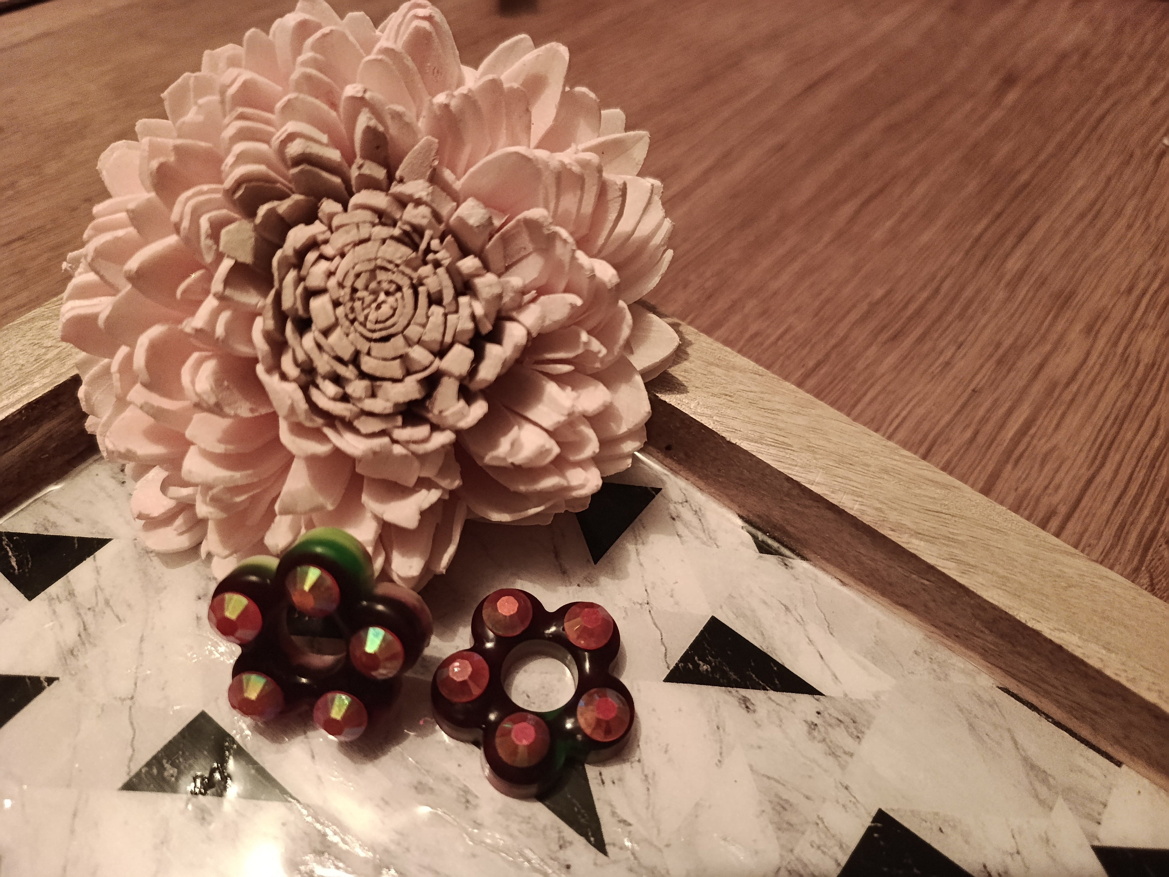 Pampilles Fleur Strass Irisés Bordeaux – Accessoires créoles artisanaux