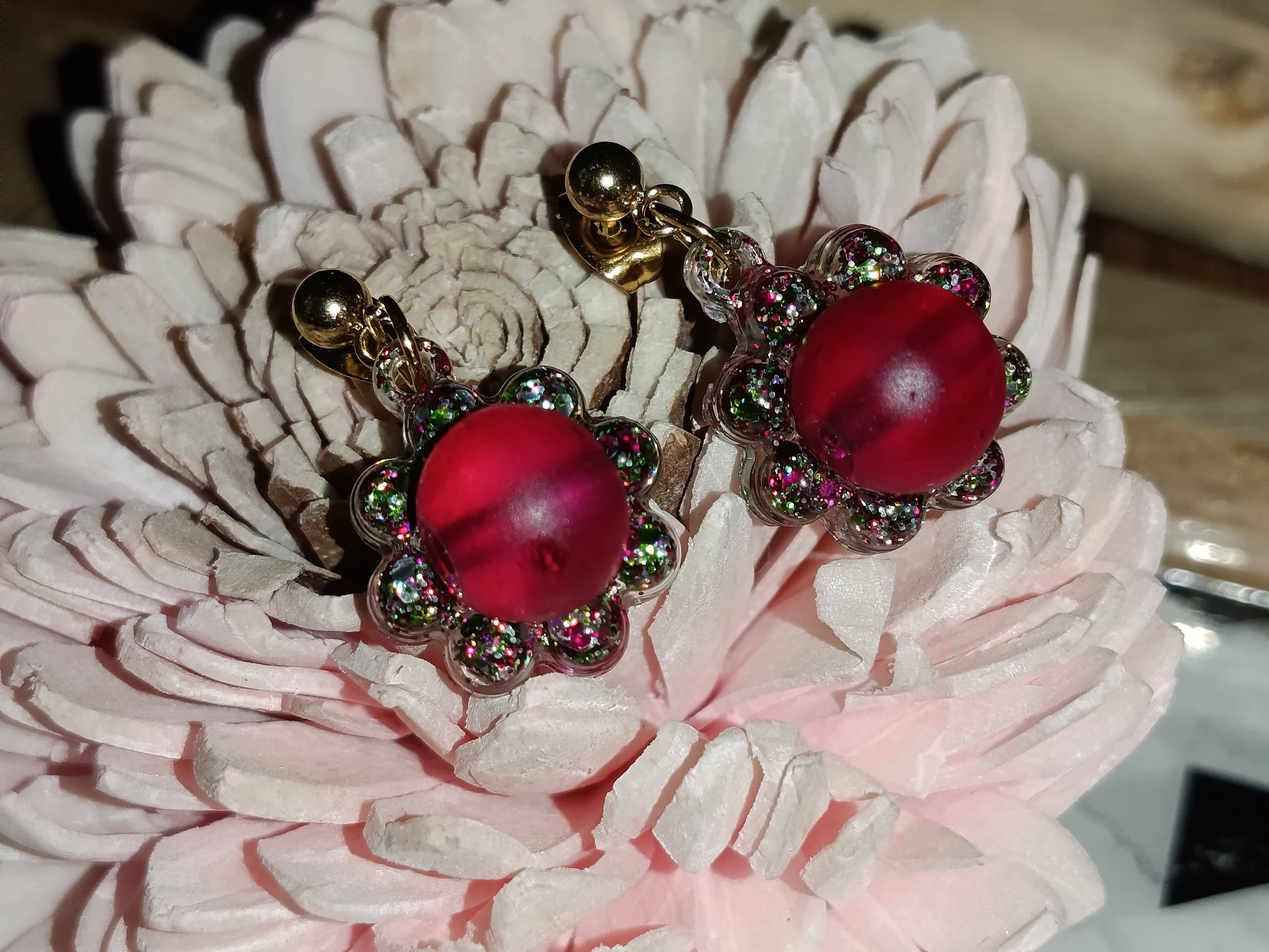 Boucles d'oreilles Pendantes Fleur & Perle de Verre Rouge — Strass Multicolores