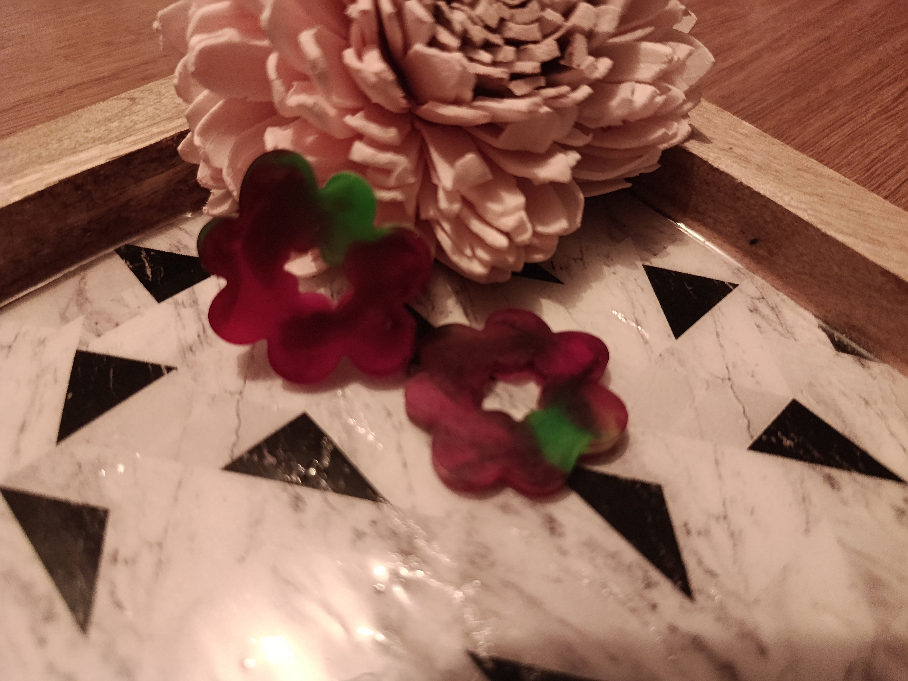 Pampilles Fleur Bordeaux & Vert – Accessoires créoles artisanaux