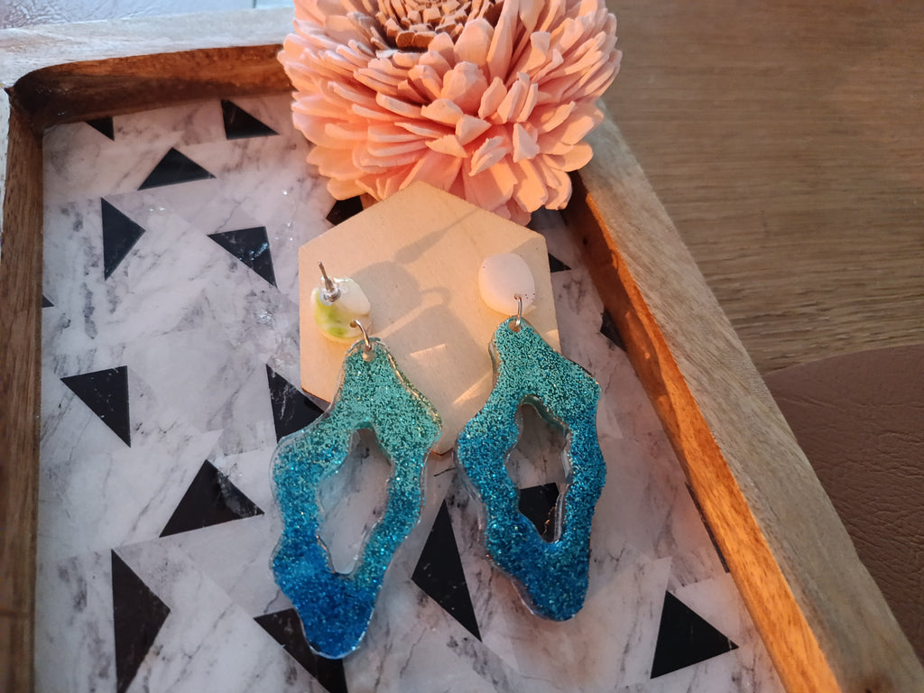Boucles d'oreilles résine pailletée bleu turquoise — forme organique ajourée, faites main