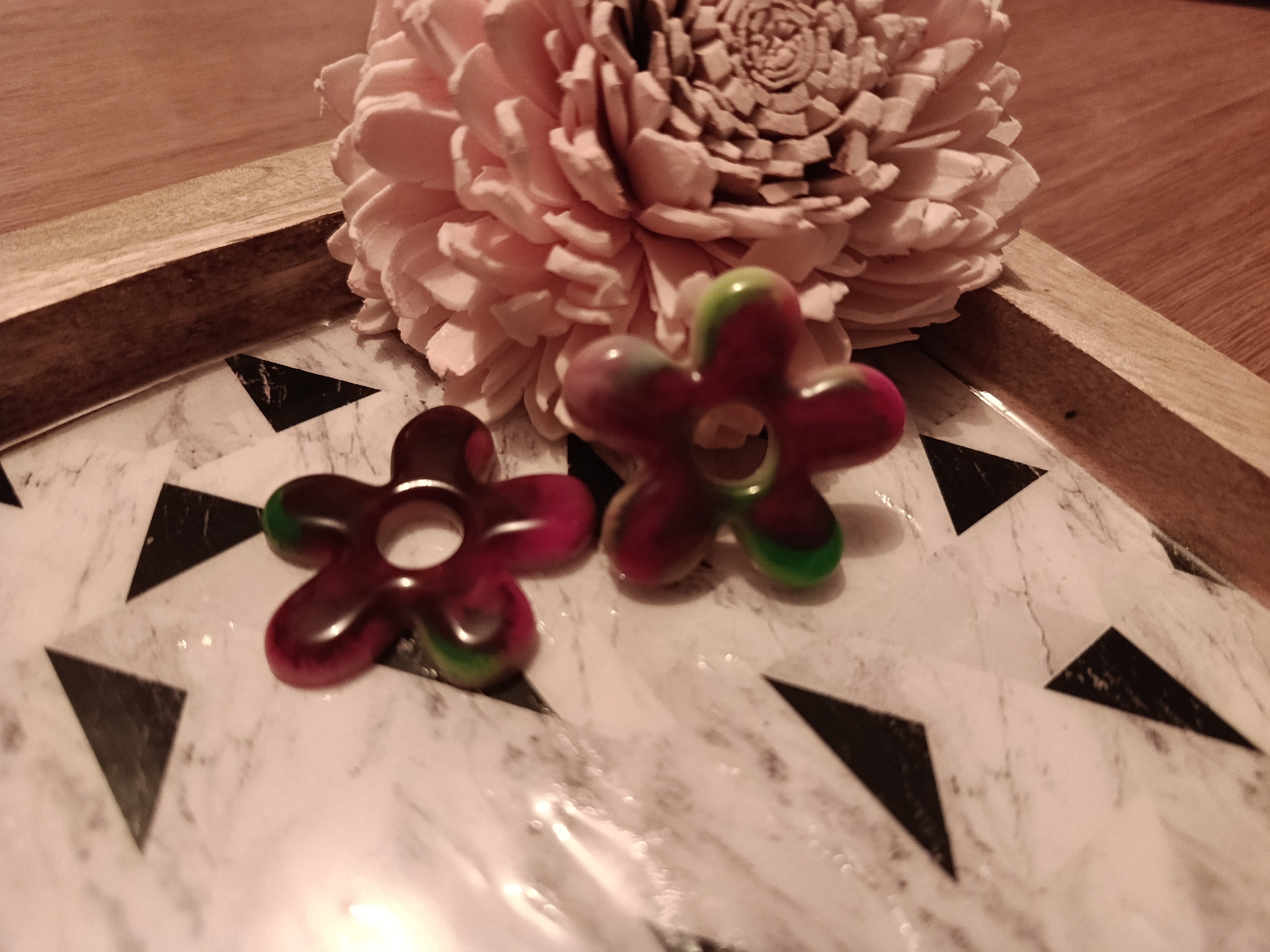 Pampilles Fleur Marbrée Bordeaux, Rose & Vert – Accessoires créoles artisanaux