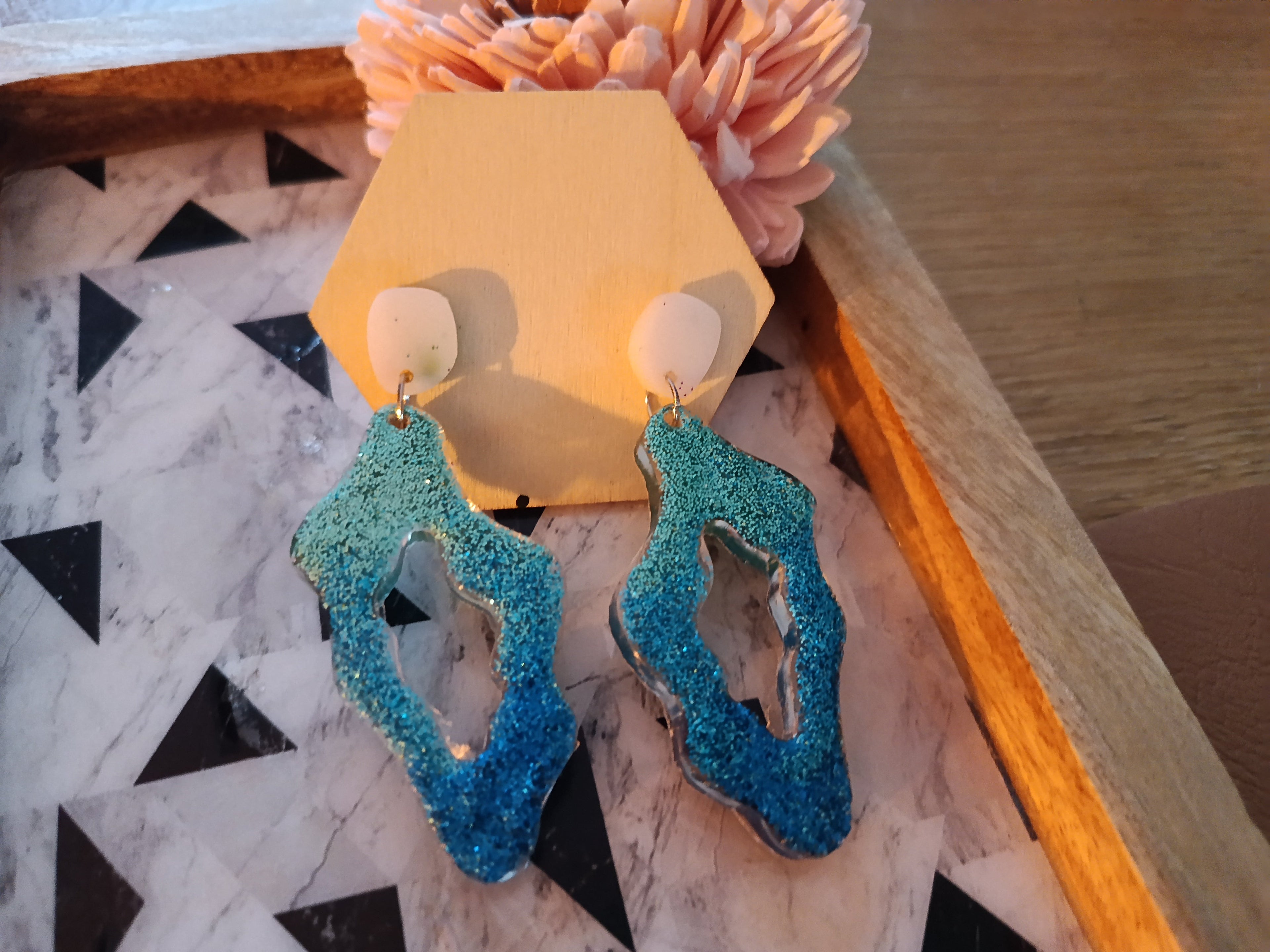 Boucles d'oreilles résine pailletée bleu turquoise — forme organique ajourée, faites main