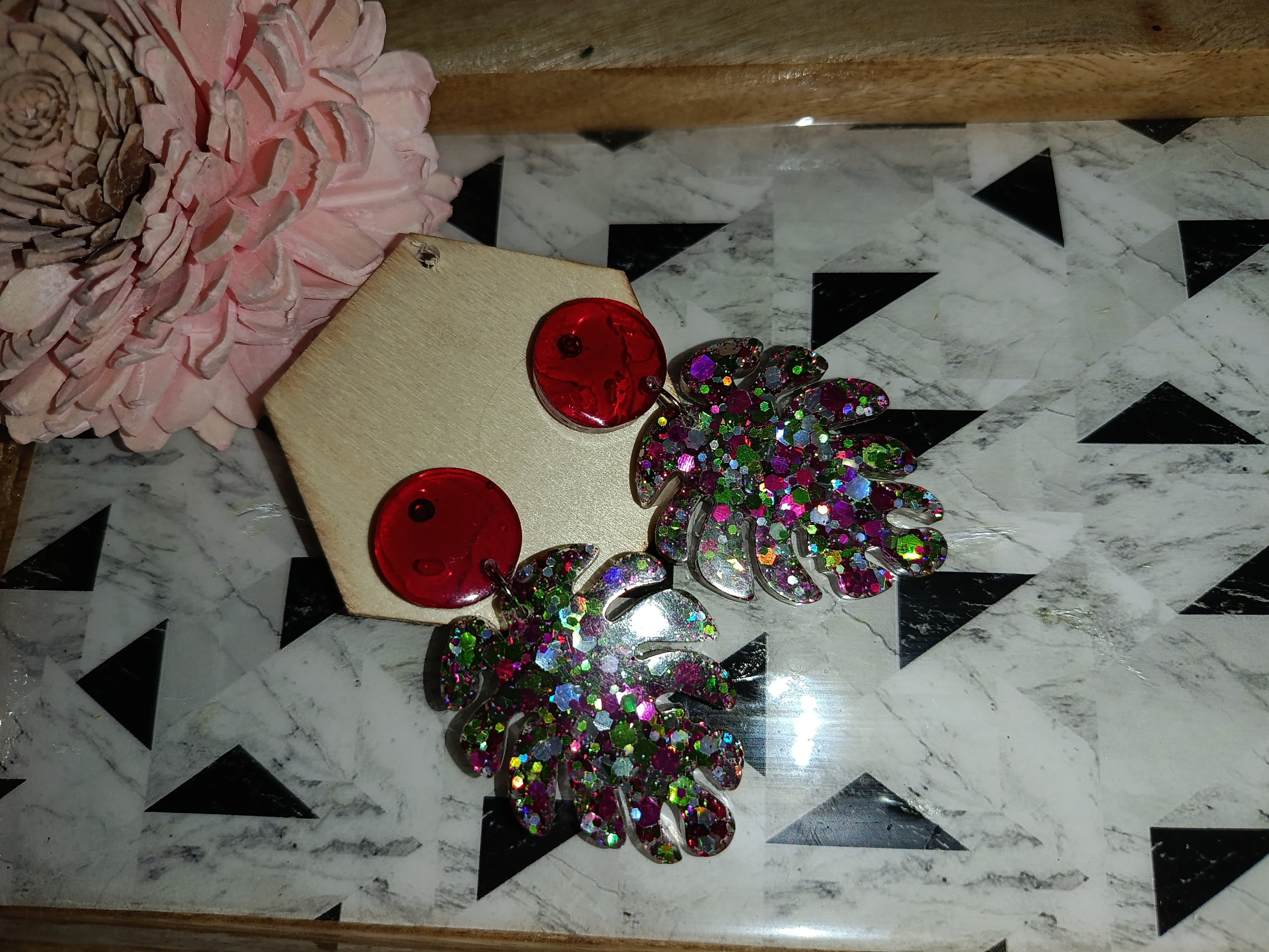 Boucles d'oreilles Pendantes Puce Rouge & Fleur — Paillettes Multicolores